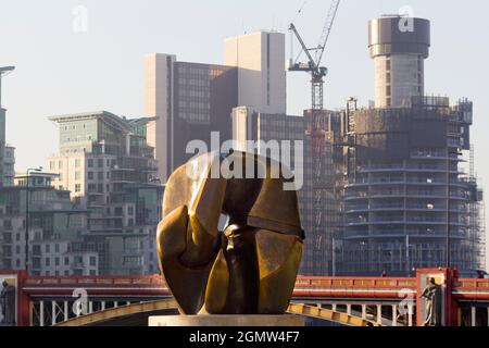 Eine moderne Skulptur von Henry Moore - Schließstücke - mit Vauxhall Bridge und neuen Wohnungen im Bau im Central London Hintergrund. Das mache ich auch Stockfoto