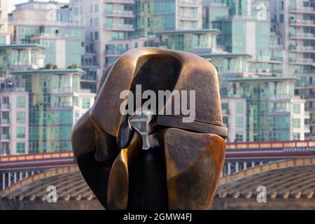 Eine moderne Skulptur von Henry Moore - Schließstücke - mit Vauxhall Bridge und neuen Wohnungen im Bau im Central London Hintergrund. Das mache ich auch Stockfoto