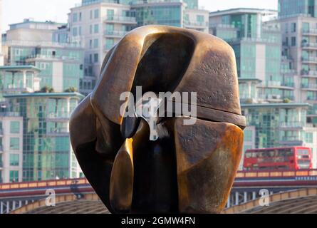 Eine moderne Skulptur von Henry Moore - Schließstücke - mit Vauxhall Bridge und neuen Wohnungen im Bau im Central London Hintergrund. Das mache ich auch Stockfoto