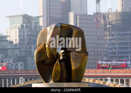Eine moderne Skulptur von Henry Moore - Schließstücke - mit Vauxhall Bridge und neuen Wohnungen im Bau im Central London Hintergrund. Das mache ich auch Stockfoto