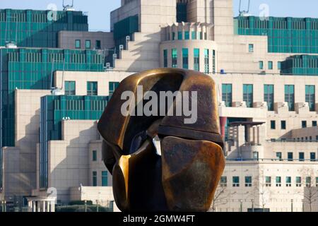 Eine moderne Skulptur von Henry Moore - Schließstücke - mit MI6 Hauptquartier im Hintergrund, Millbank London. Ich Frage mich, was der Bildhauer m haben würde Stockfoto