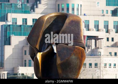 Eine moderne Skulptur von Henry Moore - Schließstücke - mit MI6 Hauptquartier im Hintergrund, Millbank London. Ich Frage mich, was der Bildhauer m haben würde Stockfoto
