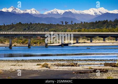 South Island, Neuseeland - 19. Mai 2012 die Bucht und die Brücke sind von der Pierson Esplanade aus zu sehen. Hokitika ist ein kleines Küstenstädtchen an der Westküste der USA Stockfoto