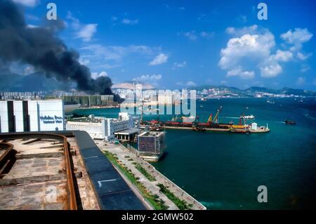 Hongkong, 1985 ; Hier sehen wir einen Großbrand auf alten Lagertanks vor dem Victoria Harbour in Hongkong. Stockfoto