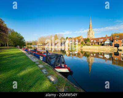 Abingdon, England - 29. April 2021; Keine Menschen in Schuss. Herrlicher Panoramablick auf die Themse in Abingdon, einschließlich der St. Helens Church - Mittelrahmen Stockfoto