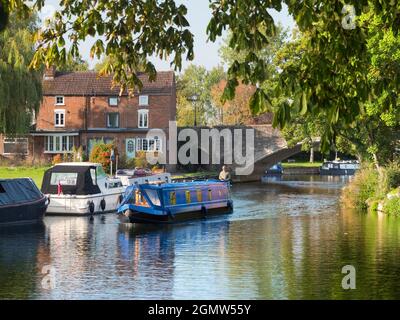 Abingdon, England - 13. September 2020; ein Mann, der das Boot kaptaining und steuerte, im Blick. Abingdon behauptet, die älteste Stadt in England zu sein. Das bin ich Stockfoto