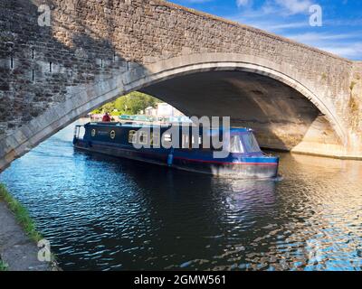 Abingdon, England - 13. September 2020; ein Mann, der das Boot kaptaining und steuerte, im Blick. Abingdon behauptet, die älteste Stadt in England zu sein. Das bin ich Stockfoto