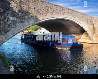 Abingdon, England - 13. September 2020; ein Mann, der das Boot kaptaining und steuerte, im Blick. Abingdon behauptet, die älteste Stadt in England zu sein. Das bin ich Stockfoto