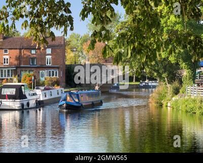 Abingdon, England - 13. September 2020; ein Mann, der das Boot kaptaining und steuerte, im Blick. Abingdon behauptet, die älteste Stadt in England zu sein. Das bin ich Stockfoto