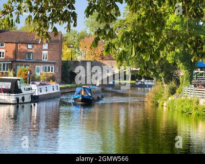 Abingdon, England - 13. September 2020; ein Mann, der das Boot kaptaining und steuerte, im Blick. Abingdon behauptet, die älteste Stadt in England zu sein. Das bin ich Stockfoto