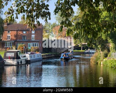 Abingdon, England - 13. September 2020; ein Mann, der das Boot kaptaining und steuerte, im Blick. Abingdon behauptet, die älteste Stadt in England zu sein. Das bin ich Stockfoto