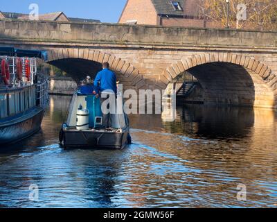 Oxford, England - 11. Dezember 2018; Eine ruhige Szene an der Themse in Oxford, wenn ein Hausboot an einem hellen Wintermorgen unter der Folly Bridge vorbeifährt. Dies s Stockfoto