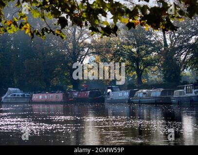 Oxford, England - 2011; die Wasserstraßen, Kanäle, Bäche und Flüsse von Oxford sind eine Quelle für viele ruhige, landschaftliche Freuden. Hier sehen wir Hausboote vor Anker liegen Stockfoto