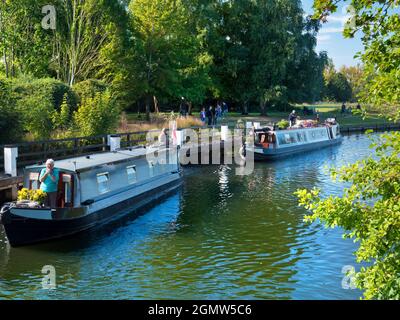 Abingdon in Oxfordshire, England - 1. September 2019. Viele Menschen im Blick. Eine zeitlose Szene an Abingdon Schleusentoren an einem schönen Herbsttag; das sind sie Stockfoto