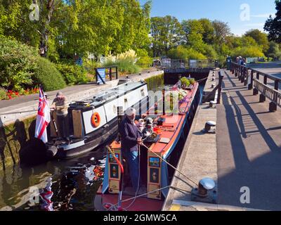 Abingdon in Oxfordshire, England - 1. September 2019. Sechs Personen im Blick. Eine zeitlose Szene an Abingdon Schleusentoren an einem schönen Herbsttag; das sind sie Stockfoto