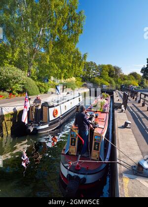 Abingdon in Oxfordshire, England - 1. September 2019. Sechs Personen im Blick. Eine zeitlose Szene an Abingdon Schleusentoren an einem schönen Herbsttag; das sind sie Stockfoto