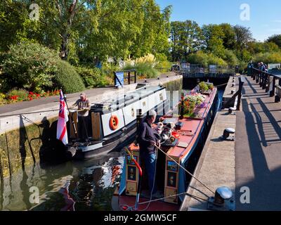 Abingdon in Oxfordshire, England - 1. September 2019. Sechs Personen im Blick. Eine zeitlose Szene an Abingdon Schleusentoren an einem schönen Herbsttag; das sind sie Stockfoto