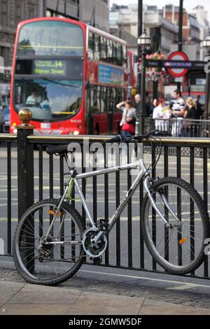 Wie fast alle großen Städte auf der ganzen Welt hat London ein großes Problem mit Verkehr, Staus und Luftverschmutzung. Aber London ist viel besser als Stockfoto