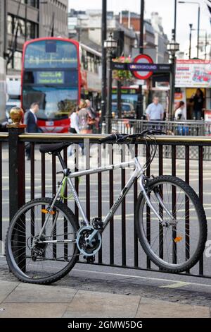 Wie fast alle großen Städte auf der ganzen Welt hat London ein großes Problem mit Verkehr, Staus und Luftverschmutzung. Aber London ist viel besser als Stockfoto