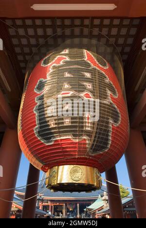 Tokio, Japan - 5. November 2005 Senso-ji ist ein alter buddhistischer Tempel in Asakusa, Tokio, Japan. Es ist Tokyos ältester Tempel und einer seiner Mo Stockfoto