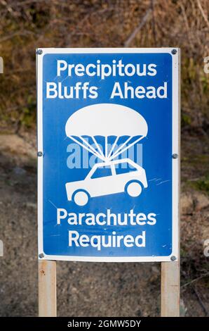 South Island, Neuseeland - 21. Mai 2012; ein typischer, bluffiger Kiwi-Humor, gesehen auf einem prekären Hochpass in der Remarkables-Bergkette oberhalb von Queen Stockfoto