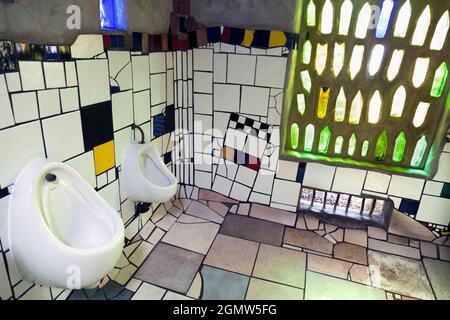 Neuseeland - 10. Mai 2012; Hundertwassers berühmte öffentliche Toiletten befinden sich in Kawakawa auf der neuseeländischen Nordinsel. Sie sind wahrscheinlich die einzigen Stockfoto
