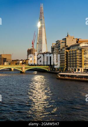 Der von Renzo Piano entworfene Shard ist ein 95-stöckiges Hochhaus in Southwark, London. Es liegt an der London Bridge und ist 309.6 Meter (1,016 Fuß) hoch Stockfoto