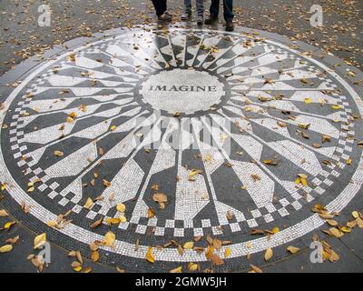 New York, USA - 3. November 2013; keine Menschen im Blick. Ein ikonischer Ort in einer ikonischen Stadt - das einfache, aber würdevolle Denkmal für John Lennon in Strawberry Stockfoto