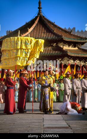 Shenyang, Liaoning, China - September 15 1999; große Gruppe von Darstellern im Blick. Ein herrliches und farbenfrohes Schauspiel - die Qing Dynastie His Stockfoto