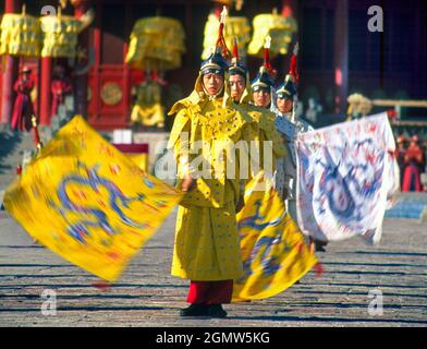 Shenyang, Liaoning, China - September 15 1999; große Gruppe von Darstellern im Blick. Ein herrliches und farbenfrohes Schauspiel - die Qing Dynastie His Stockfoto