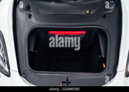 Öffnen Sie den Kofferraum des Porsche Boxster aus nächster Nähe Stockfoto