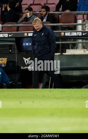 SPAIN-SOCCER-LA LIGA SANTANDER-FCB GEGEN GRANADA CF. FC Barcelona-Cheftrainer Ronald Koeman beim Spiel der Liga Santander zwischen dem FC Barcelona und dem FC Granada CF im Camp Nou, Barcelona, Spanien, am 20. September 2021. © Joan Gosa 2021 Stockfoto
