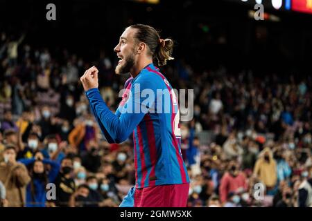 SPAIN-SOCCER-LA LIGA SANTANDER-FCB GEGEN GRANADA CF. FC Barcelona (22) Óscar Mingueza reagiert auf Schiedsrichter während des La Liga Santander-Spiels zwischen dem FC Barcelona und dem CF Granada am 20. September 2021 in Camp Nou, Barcelona, Spanien. © Joan Gosa 2021 Stockfoto