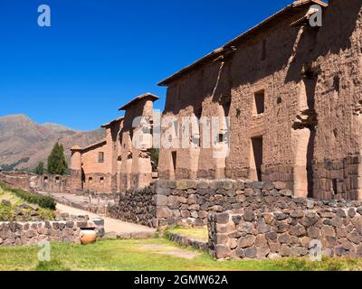 Raqchi, Peru - 14. Mai 2018 die antiken Inka-Ruinen von Raqchi befinden sich auf einer Höhe von 3480 m in der Cusco-Region von Peru. Es ist die herausragendste Leistung Stockfoto