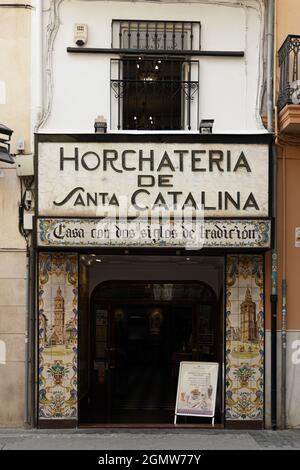 VALENCIA, SPANIEN - 14. SEPTEMBER 2021: Horchateria de Santa Catalina. Horchata ist ein Getränk aus Tigernüssen Stockfoto