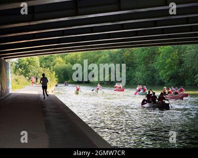 Iffley, Oxfordshire - England - 13. Juli 2019; Kanufahrer, Spaziergänger und Jogger im Blick. Es ist früh an einem Sommermorgen, und ich bin auf meinem täglichen Spaziergang. I' Stockfoto