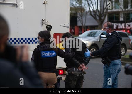 Melbourne, Australien. September 2021. Demonstranten wurden am Dienstag, dem 21. September, verhaftet, als während der Anti-Blockierung-Proteste im zentralen Geschäftsviertel von Melbourne Gewalt ausbricht. Kredit: Joshua Preston/Alamy Live Nachrichten Stockfoto