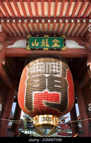 Tokio, Japan - 5. November 2005 Senso-ji ist ein alter buddhistischer Tempel in Asakusa, Tokio, Japan. Es ist Tokyos ältester Tempel und einer seiner Mo Stockfoto