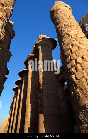 Luxor, Ägypten - 30. November 2011; Karnak ist der größte Tempel Ägyptens und nach Angkor Wat die zweitgrößte antike religiöse Stätte der Welt. Stockfoto