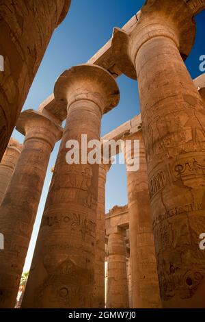 Luxor, Ägypten - 30. November 2011; Karnak ist der größte Tempel Ägyptens und nach Angkor Wat die zweitgrößte antike religiöse Stätte der Welt. Stockfoto