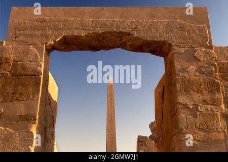 Luxor, Ägypten - 30. November 2011; Karnak ist der größte Tempel Ägyptens und nach Angkor Wat die zweitgrößte antike religiöse Stätte der Welt. Stockfoto