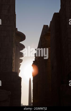 Luxor, Ägypten - 30. November 2011; Karnak ist der größte Tempel Ägyptens und nach Angkor Wat die zweitgrößte antike religiöse Stätte der Welt. Stockfoto