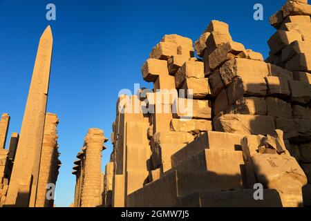 Luxor, Ägypten - 30. November 2011; Karnak ist der größte Tempel Ägyptens und nach Angkor Wat die zweitgrößte antike religiöse Stätte der Welt. Stockfoto