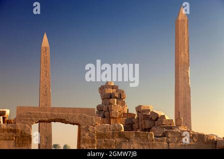 Luxor, Ägypten - 30. November 2011; Karnak ist der größte Tempel Ägyptens und nach Angkor Wat die zweitgrößte antike religiöse Stätte der Welt. Stockfoto