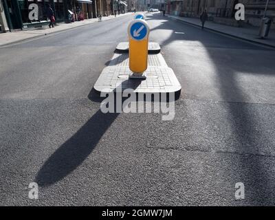 Hier ist nun ein ungewöhnlicher Blick entlang der Oxford High Street, an einem schönen Frühlingstag. In der Regel würde die Straße voll mit Bussen, Pflege, Touristen und Einkäufern sein. Stockfoto