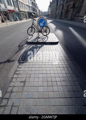 Hier ist nun ein ungewöhnlicher Blick entlang der Oxford High Street, an einem schönen Frühlingstag. In der Regel würde die Straße voll mit Bussen, Pflege, Touristen und Einkäufern sein. Stockfoto