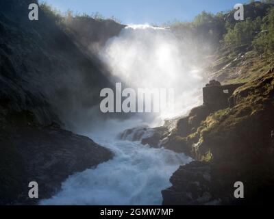 Kjosfossen ist ein Wasserfall in der Gemeinde Aurland in der Grafschaft Sogn Og Fjordane, Norwegen. Der Wasserfall ist einer der meistbesuchten Touristenattraktionen Stockfoto