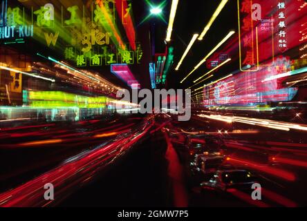 Kowloon, Hongkong- 16. April 2008 Ein Slow-Shutter und vergrößertes Bild des Verkehrs und der Lichter Hongkongs in der Nacht. Aufgenommen in der Nathan Road, einer großen Durchgangsstraße Stockfoto