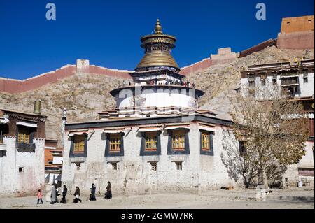 Das Palcho-Kloster in Gyantse, Tibet, stammt aus dem 9. Jahrhundert. Der Klosterbezirk ist ein Komplex von Strukturen, die seine Kumbum (s Stockfoto