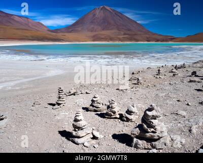 Laguna Verde, Bolivien - 21. Mai 2018 Laguna Verde (grüner See) ist aufgrund seiner auffälligen Jadegrün-Farbe treffend benannt. Dieser schöne Salzsee - bei 4 Stockfoto